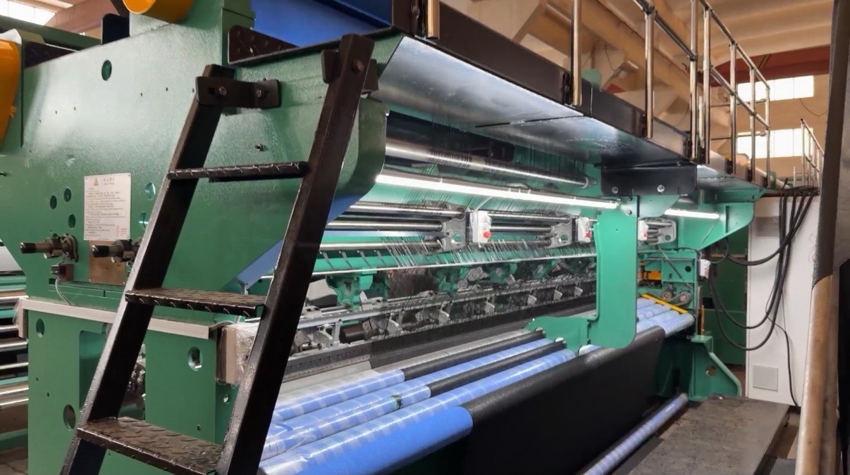 Línea de producción llave en mano de malla de sombra desde materia prima de HDPE hasta rollos terminados