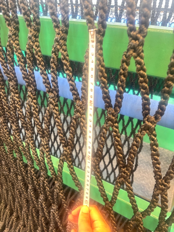 Red de pesca producida por la máquina de tejido de urdimbre HSGE2320-220EL